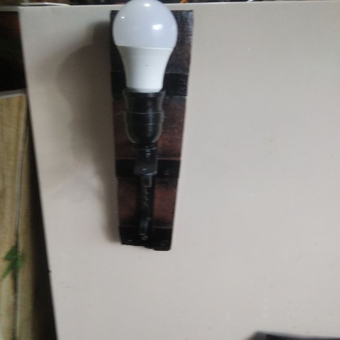 Битова лампа за стена