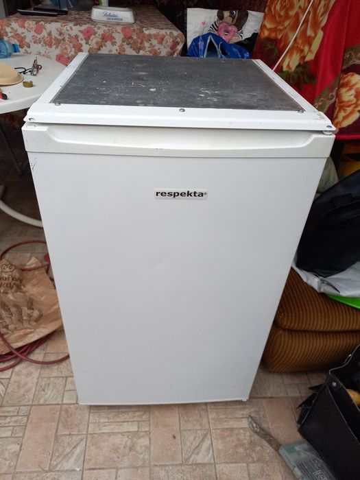 Продавам малак хладилник