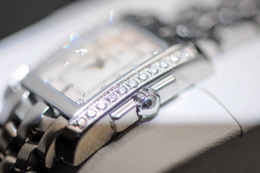 Швейцарски дамски часовник с естествени диаманти - Concord Sportivo