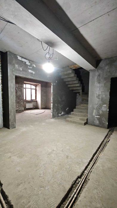 Мукими, Пирамит Площадь: 244 Parisien яккасарай безрем мукимий ;