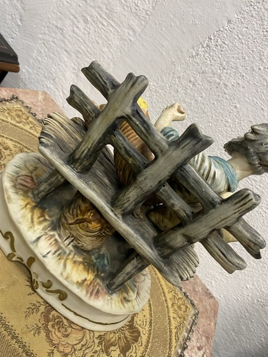 Стара италианска фигура от порцелан каподимонте