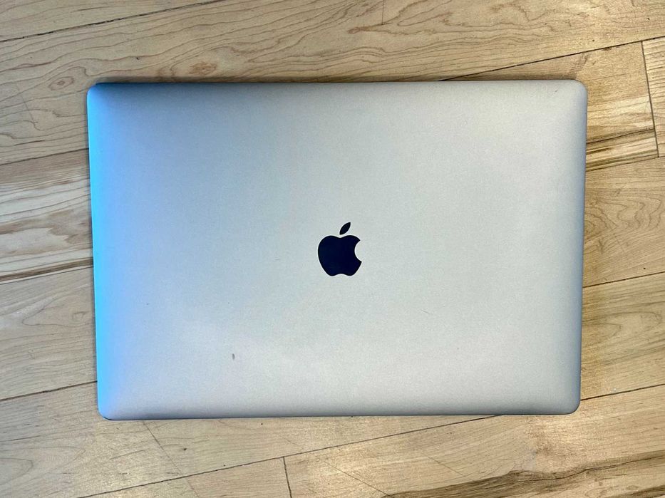 MacBook Pro 15” (2017) – Touch Bar – Много добро състояние – AZERTY