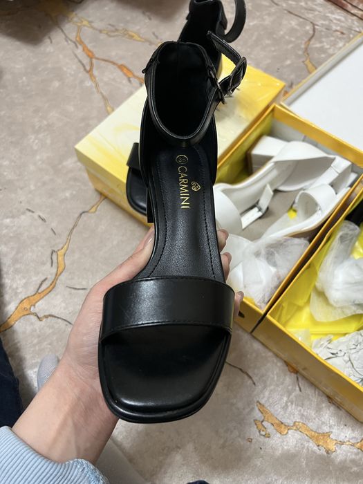 Босоножки черные/ белые, разные рр