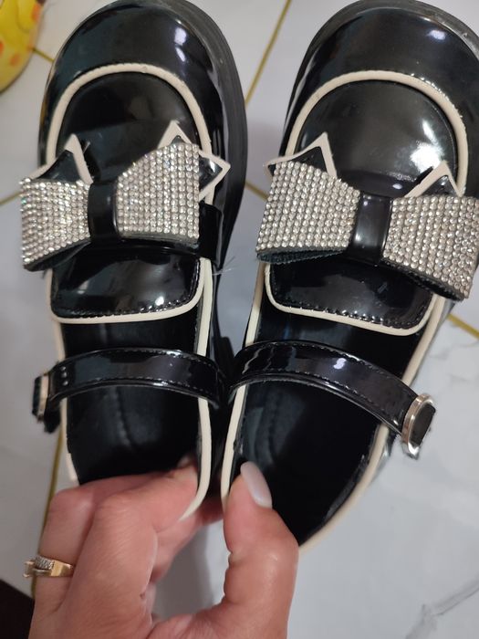 Продам туфли на девочку в отличном состоянии