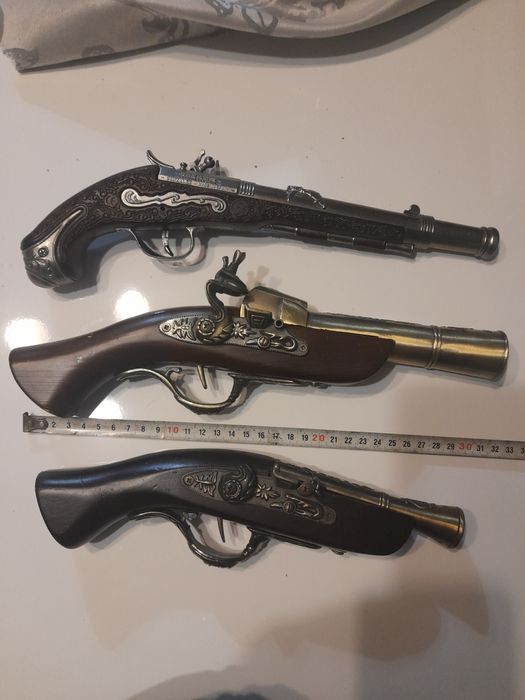 3 бр. Реплики на стари пищови и ретро лупа