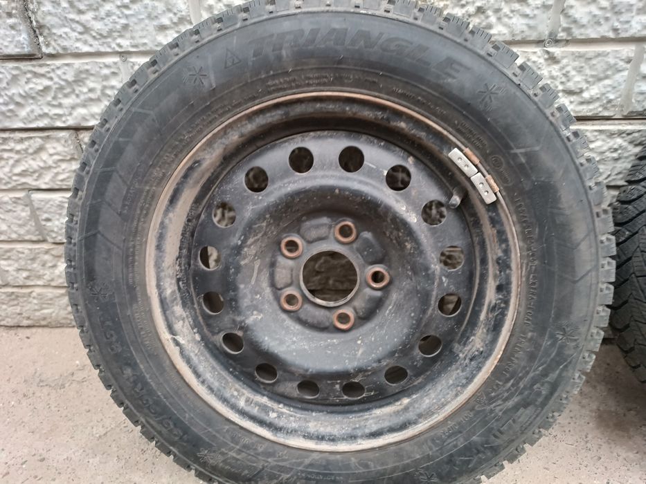 Зимние шины с железными дисками. Nissan Almera Tino.