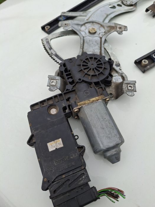 Продам стекло падёмник на пассат б 4