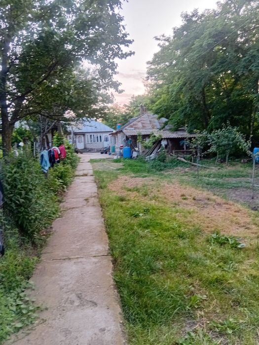 Gospodarie formata din 2 case cu pamant