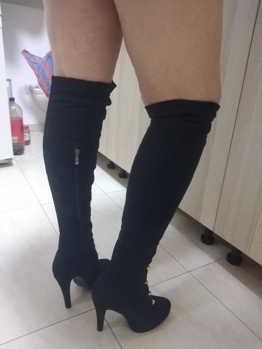 Vând cizme de piele întoarsă (antilopa) numărul 36.