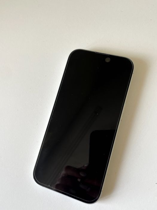 iPhone 16 / 256 GB / Alb / Stare excelentă + 6 huse
