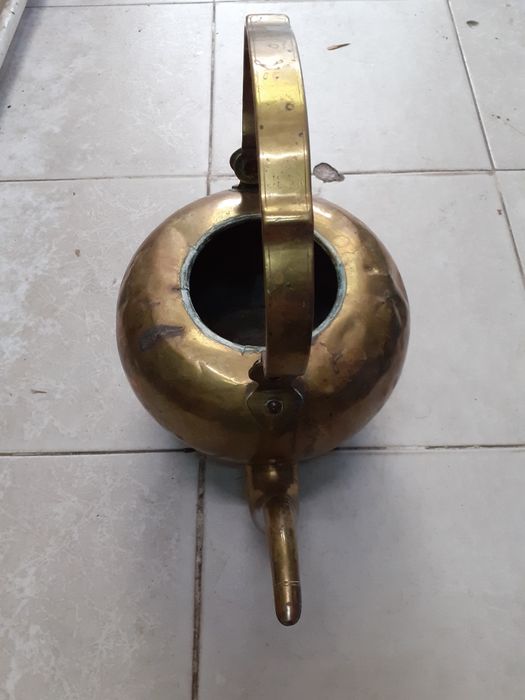 Меден стар чайник и масивна бронзова кана