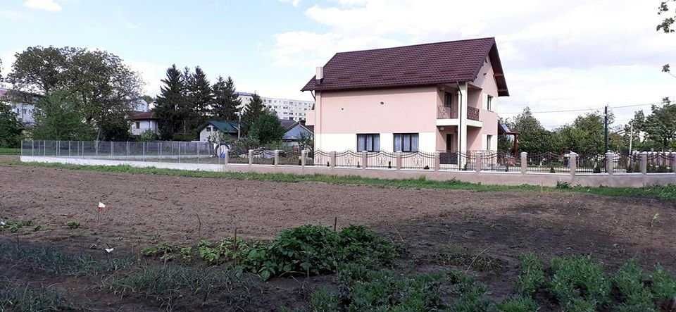 Teren intravilan centru Husi zona linistita, centrala, ideala ptr casa