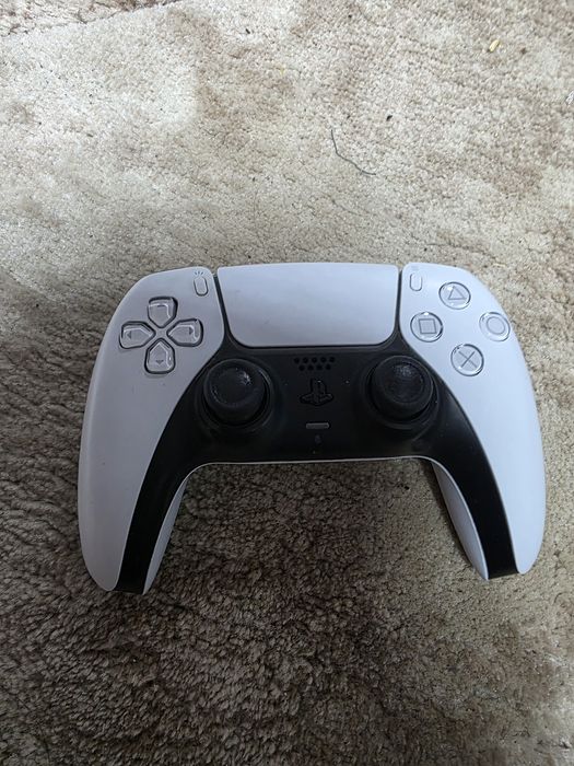 Vând Consola PlayStation 5 Digital Edition (PS5) Slim, 825 GB+ 2 controlăre +contul de jocuri