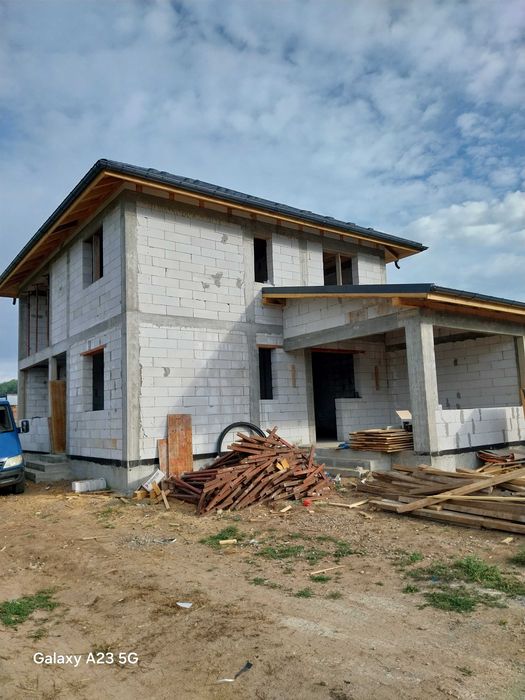 Construim case la rosu