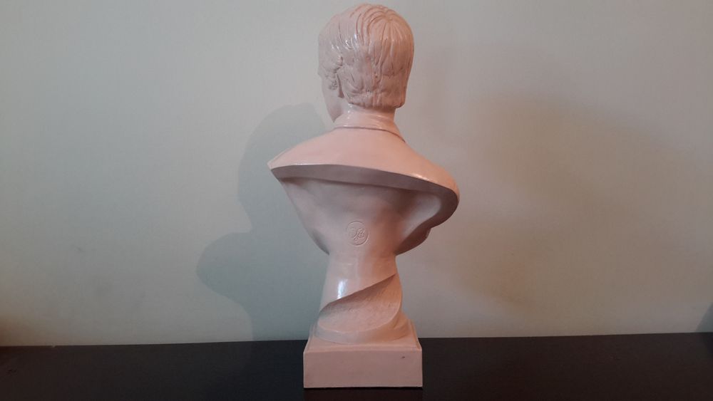 Бюст  В.Высоцкого.