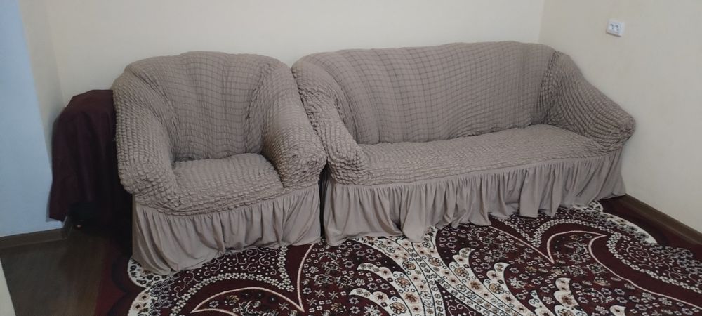 Диван, 2 та креслоси билан. Матраси калин, бакувват.  Сифати яхши.
