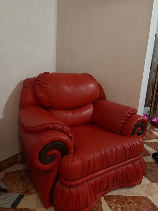 Vând canapea și 2 fotolii de piele
