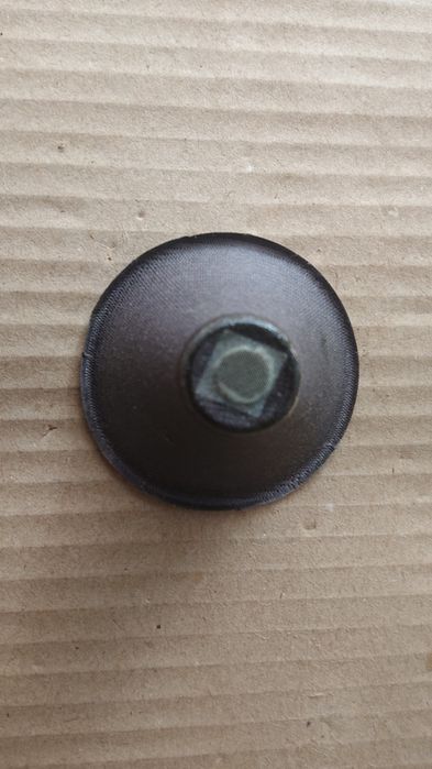 Стар голям висоговорител от лампово радио.