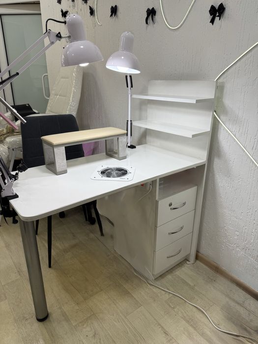 Стол мастера маникюра