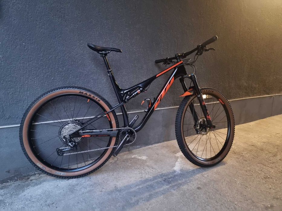 Карбонов велосипед КТМ