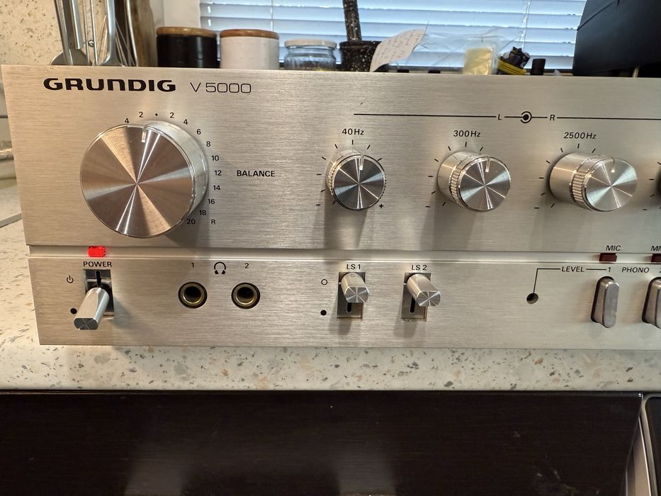 Grunding V5000 Качествен стерео усилвател
