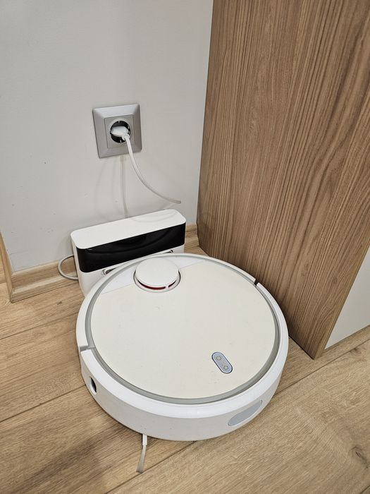 Продавам Xioami Mi Robot Vacuum (робот-прахосмукачка)