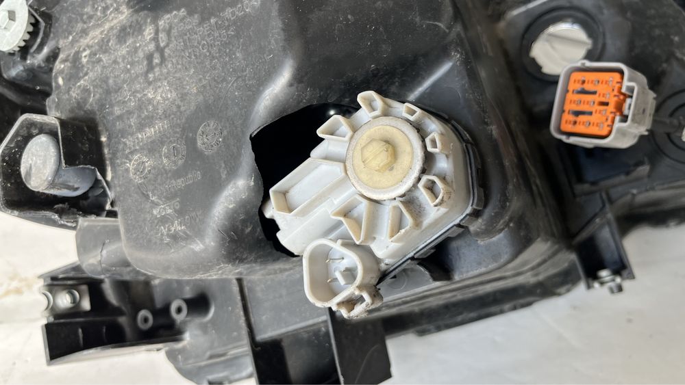 3 броя десен и 2 брой ляв фар Suzuki SX4 S Cross 2013-