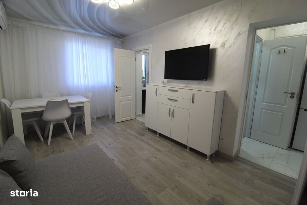Vând apartament 3 camere în Hunedoara, zona Micro1-Teatru, etaj 4...