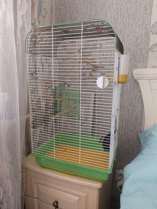 Продаю клетки для птицы и аксессуаров.