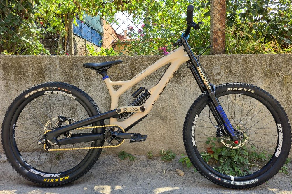 YT Tues CUSTOM 27.5 S-M размер Карбонов Висок клас DH bike SINGLE SPEED,  Magura 5 4-бутални, Rockshox Boxxer Въздушна