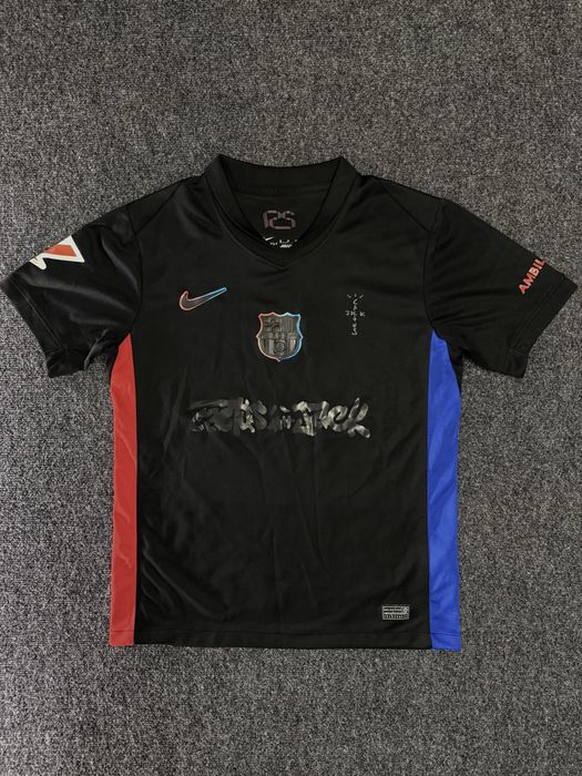 Тениска на Барселона. Колаборация с Travis Scott