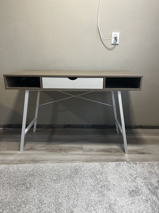 Продавам офис бюро  или детска стая