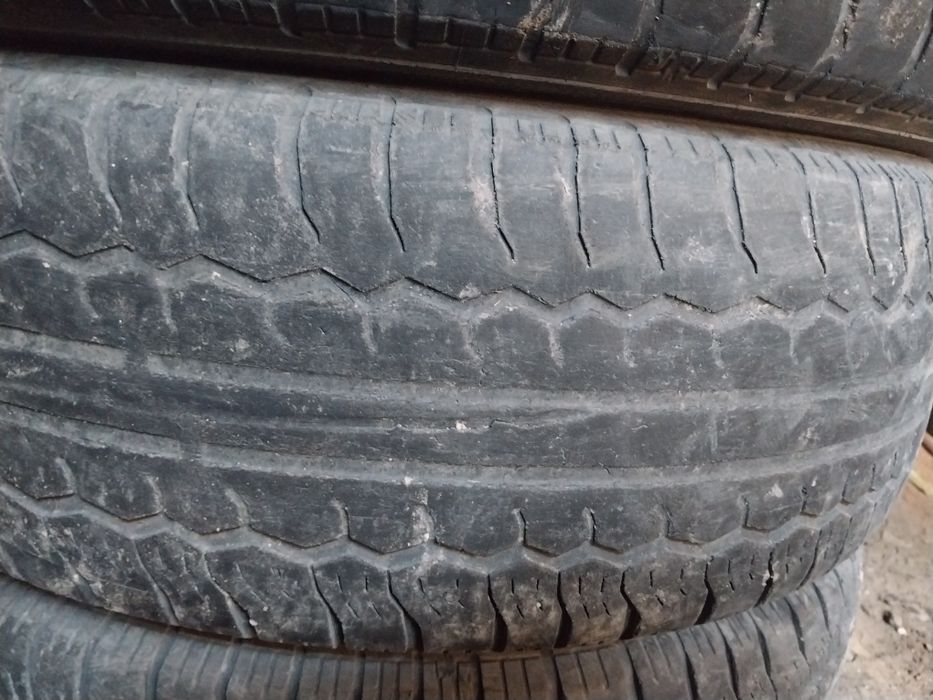 4 шины 215 70 R16С. Цешка для груза.