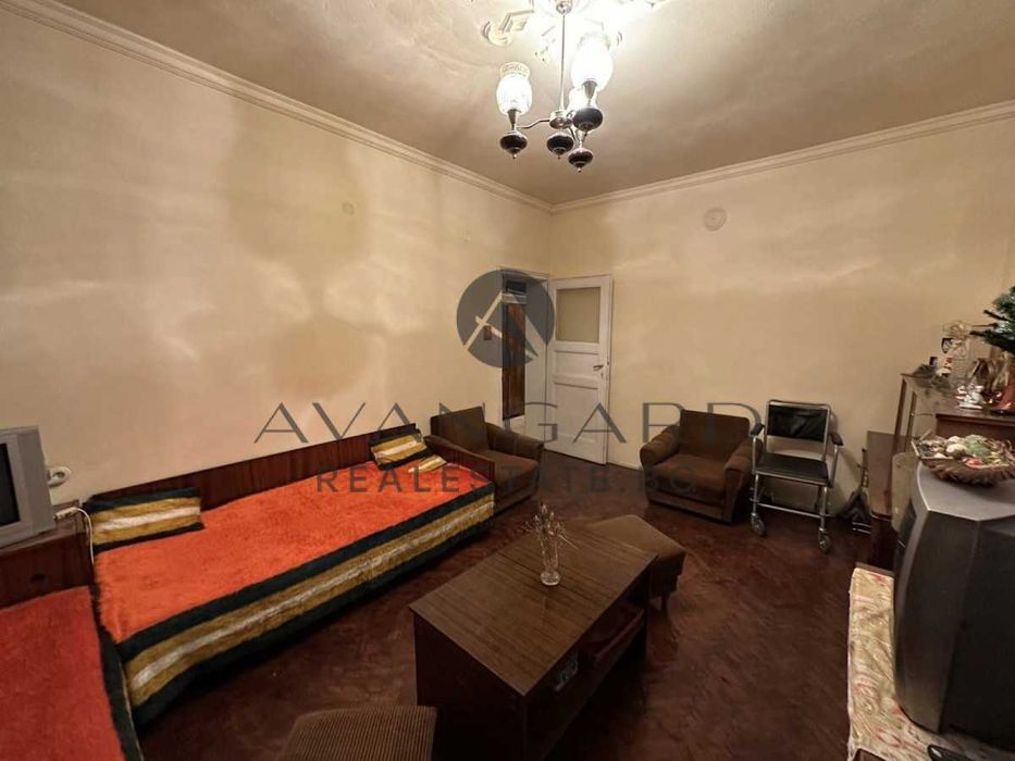 Продава се Двустаен апартамент в Пловдив, Център - 77 кв.м за 1884 €/кв.м - Снимка #2