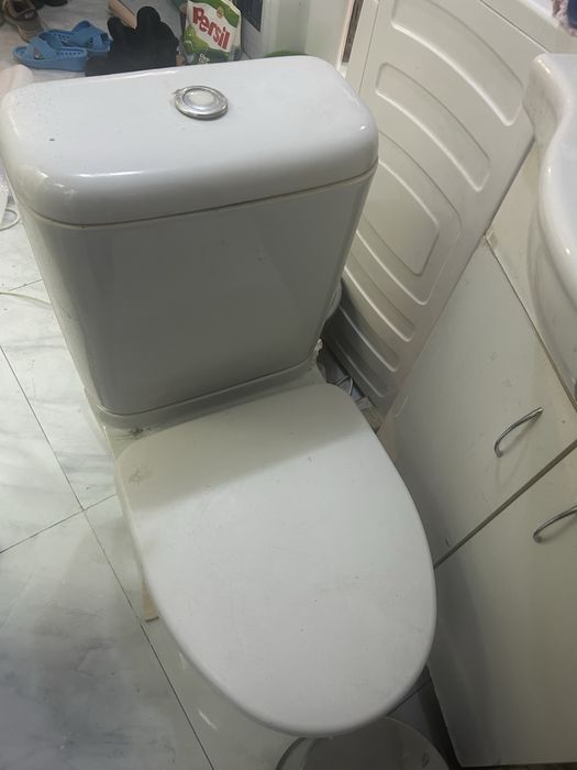 Унитаз раковина и дверь