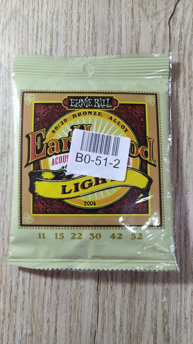 Струны металлические и нейлоновые,цветные, новые для  гитар