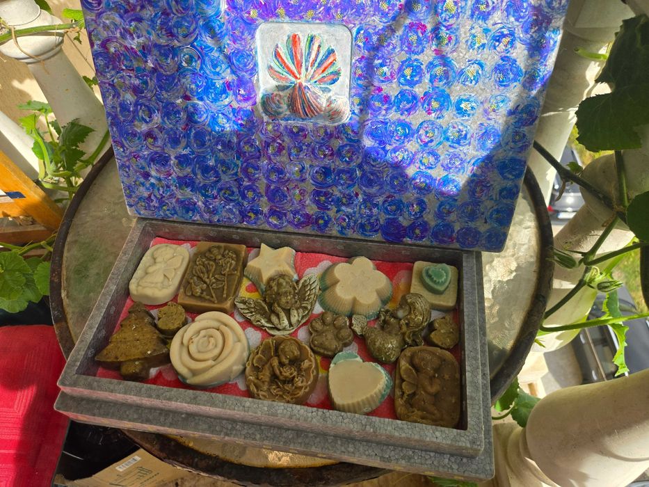 Ароматна арт кутия на цветя пълна със сапунчета и ароматни билки ...