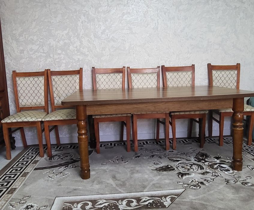 Продам стулья и два стола