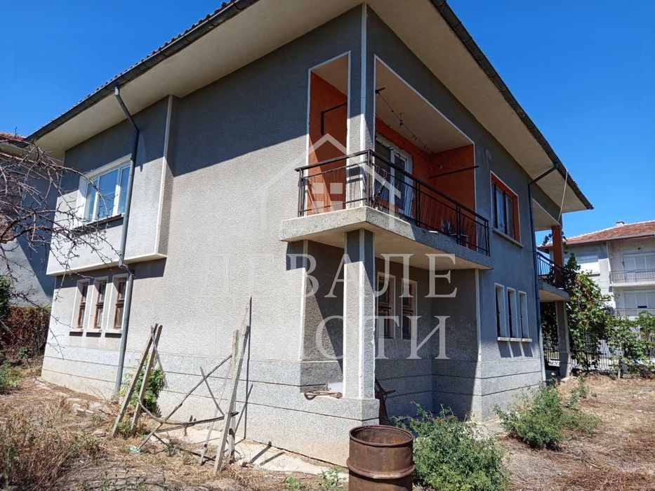 Продава се масивна двуетажна къща в центъра