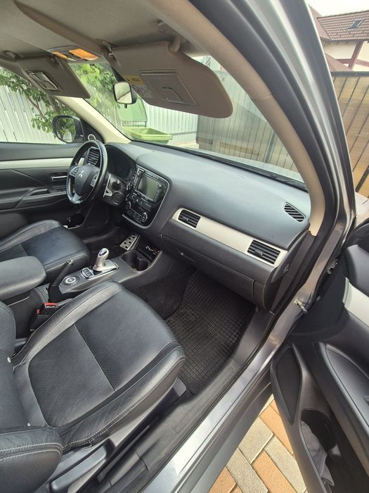 PROPRIETAR  Vând Mitsubishi Outlander.