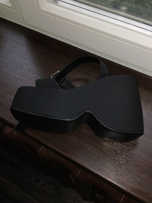 Босоножки чёрные