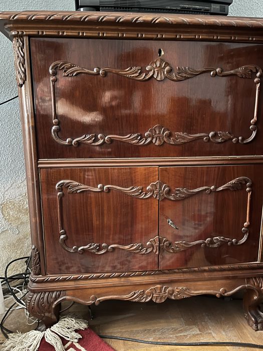 Mobila dining, sculptată manual