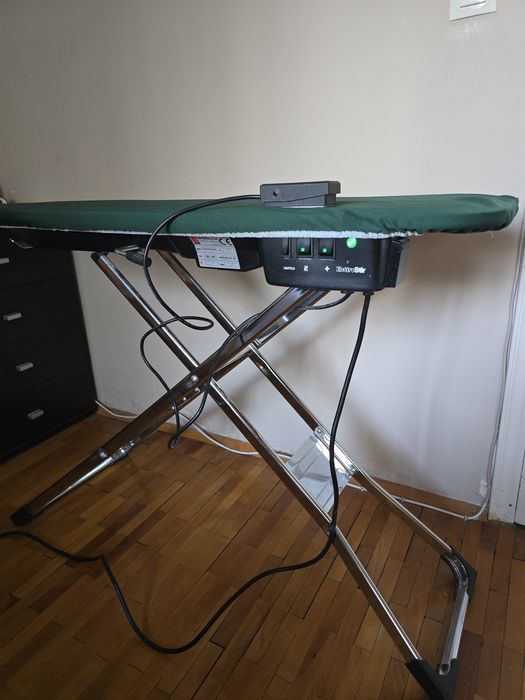 Маса за гладене комплект с ютия плюс екстри към масата.