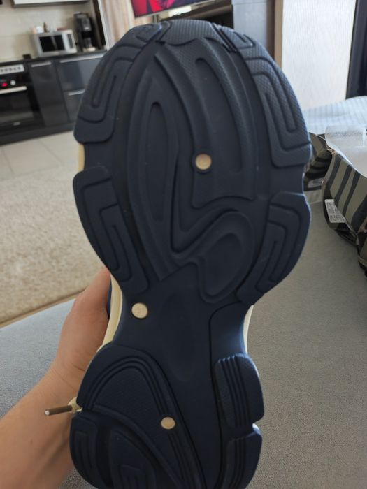 Продам новые кроссовки