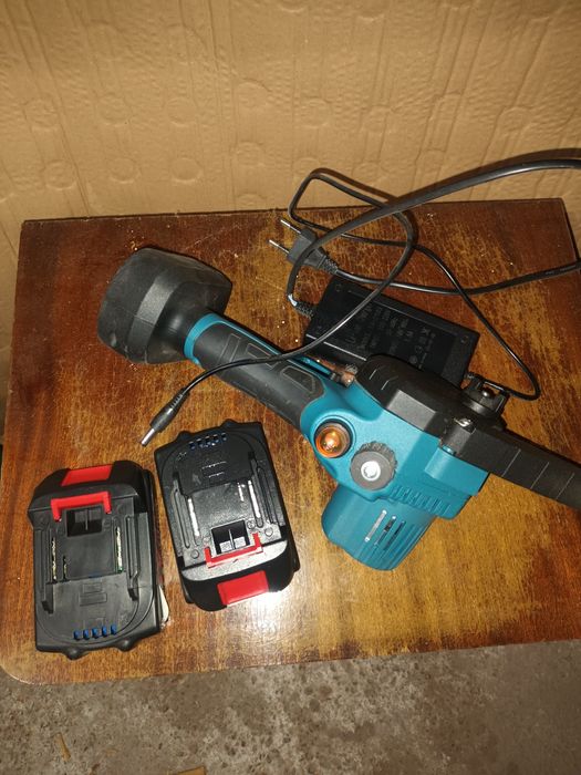 Безжичен триони с две батерии и зарядно