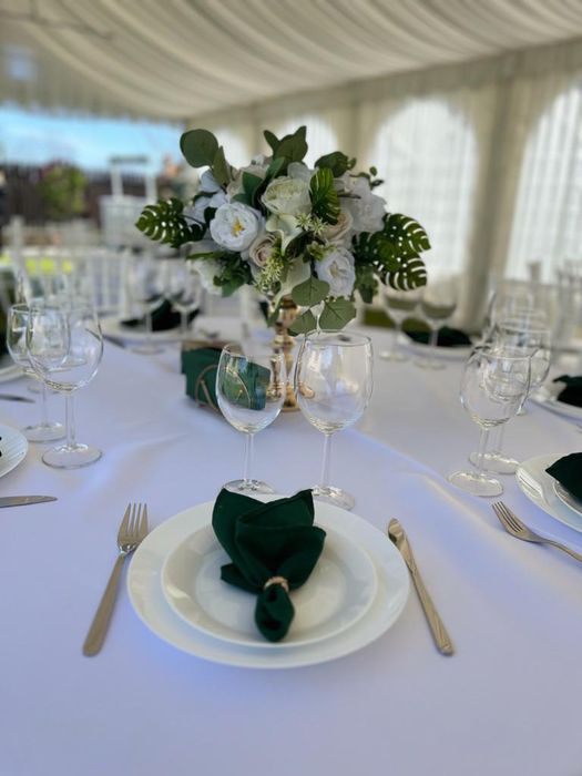 Scaune Chiavari, mese rotunde, mese cocktail, vesela completa