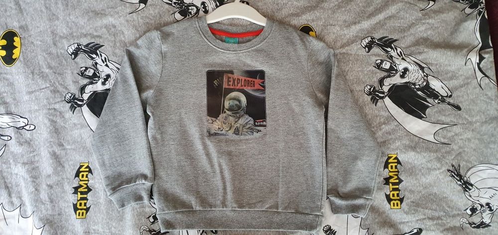 Сива спортна блуза с променяща се картинка Космос 116см.