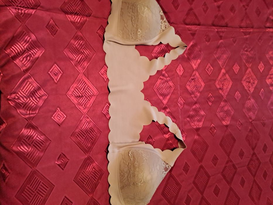 Продаётся бюстгальтер с широкими лямками и застежкой спереди.