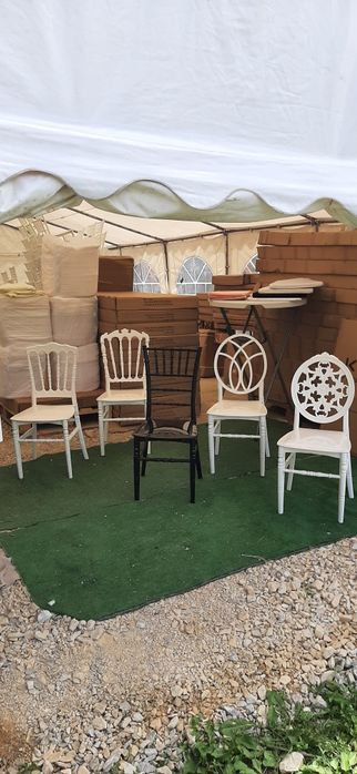 Vindem diferite modele de scaune chiavari și mese noi!