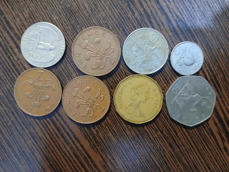 Monede vechi cu regina Angliei.